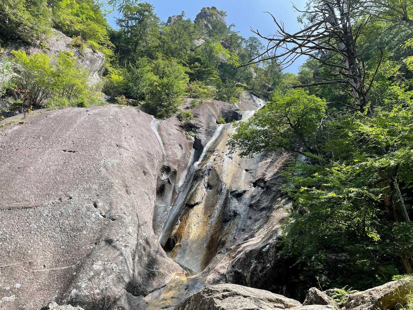 水が激しく轟音を立てて落ちる滝というよりも、岩の上を滑らかに水が流れ落ちている感じの滝でした。