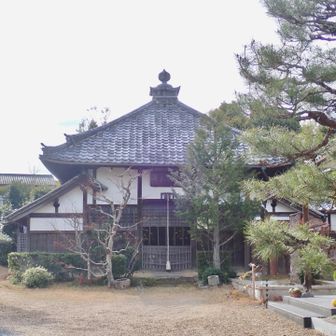 やがて住宅地を抜けると、現在の甘南備寺に到着しました。山から下りた薬師如来は、元禄２年にここに建てられた本堂に、本尊として安置され、寛保3年（1743）に両脇侍が作り足されて現在に至っています。この本堂も元禄二年当時のものです。正面扉からは、数奇な運命をたどった薬師如来の穏やかな姿を、心静かに眺めることができました。

ＪＲ京田辺駅に無事到着。おつかれ山⛰でした。