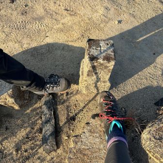 三角点の表示も黒く焼けてました