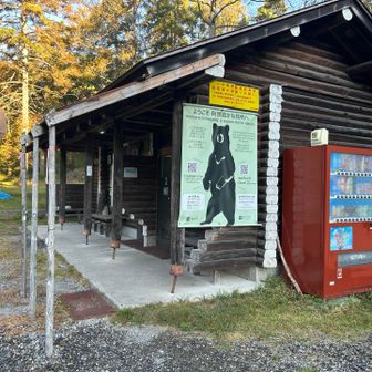ここの駐車場は広くトイレもキレイです。この時間で半分以上の空き。