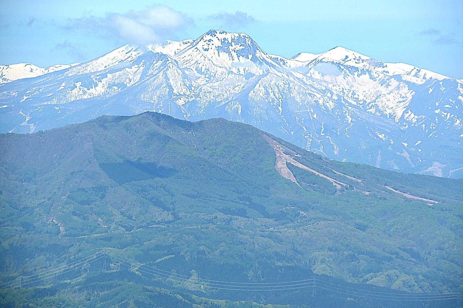 妙高山・火打山、手前は斑尾山