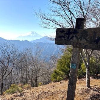 一度かなり下って登り返すと二十六夜山。