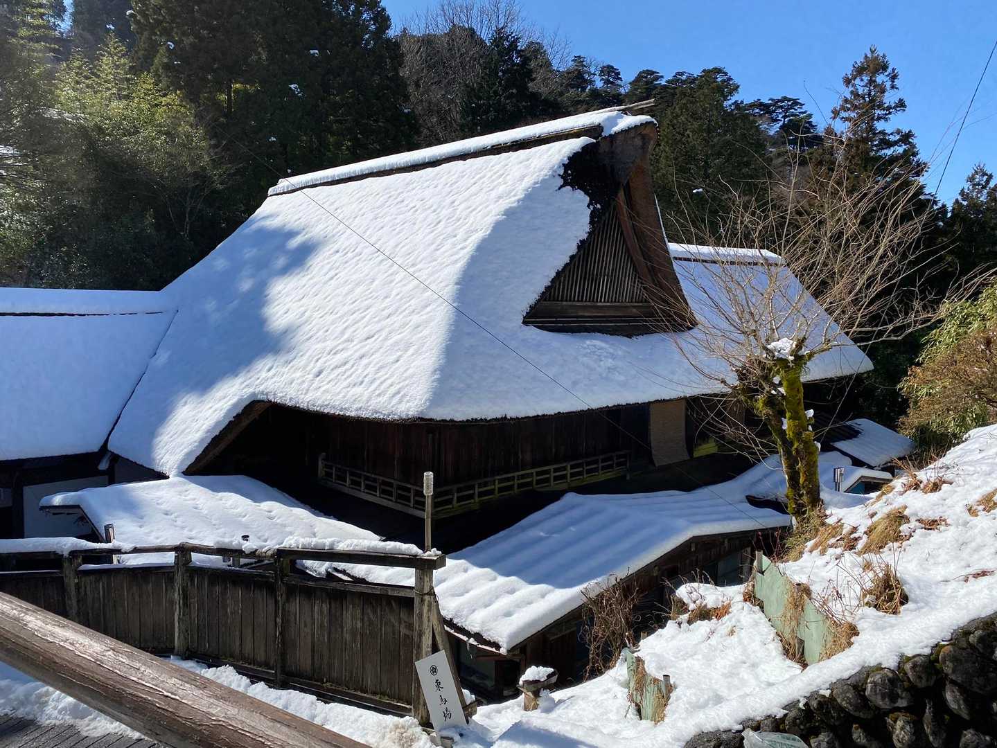 御嶽山の宿坊が立ち並ぶなかを歩きます
雪でいい雰囲気