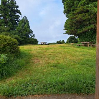 東屋から西側の山頂の様子