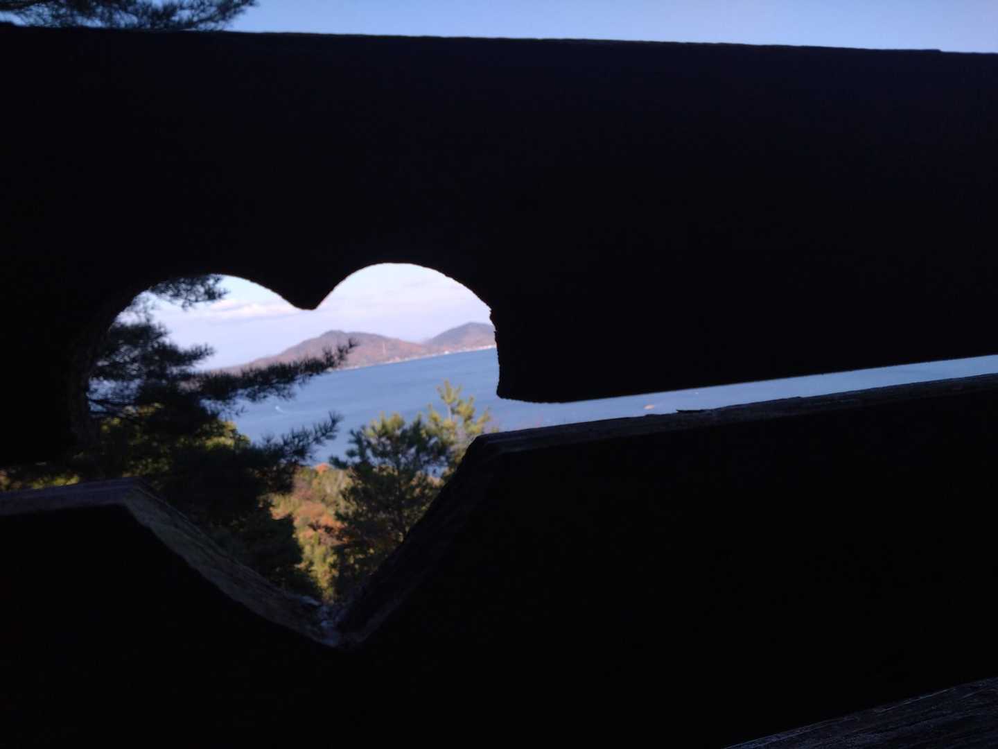 ベンチのアクセントで粟島