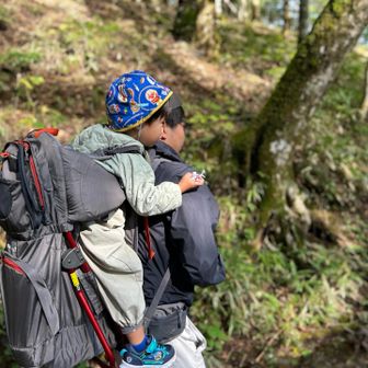 孫はダダ(次男のパパ)の背負子にイン
背負子は🇩🇪に行った時に持っていったのを思い出します
大好きなトーマスの歌を歌ってます