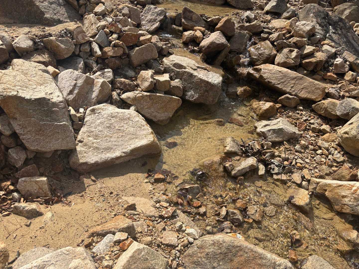 岩が白くて水が透明〜✨