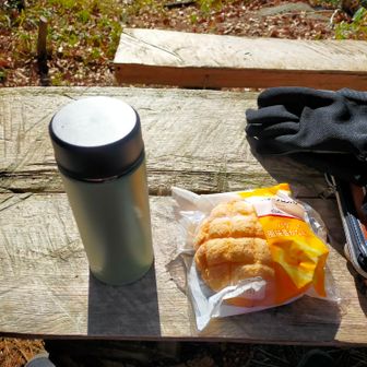 景色も良くて、静かなので、早めに休憩しちゃいます。
今日はメロンパンとコーヒーで。