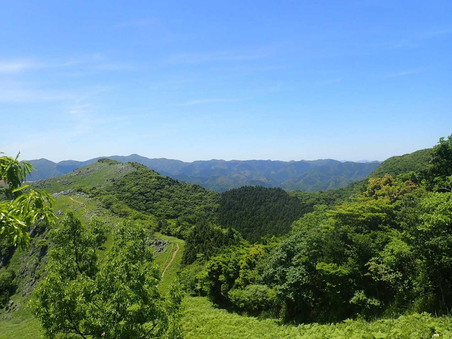 防火帯登りの途中、大平山まで振り返る。日陰が無いので登りはバテる。