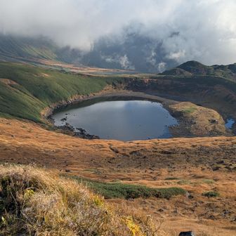 扇子森を過ぎ、御浜小屋に到着。
鳥海湖を見ながらしばし休憩。