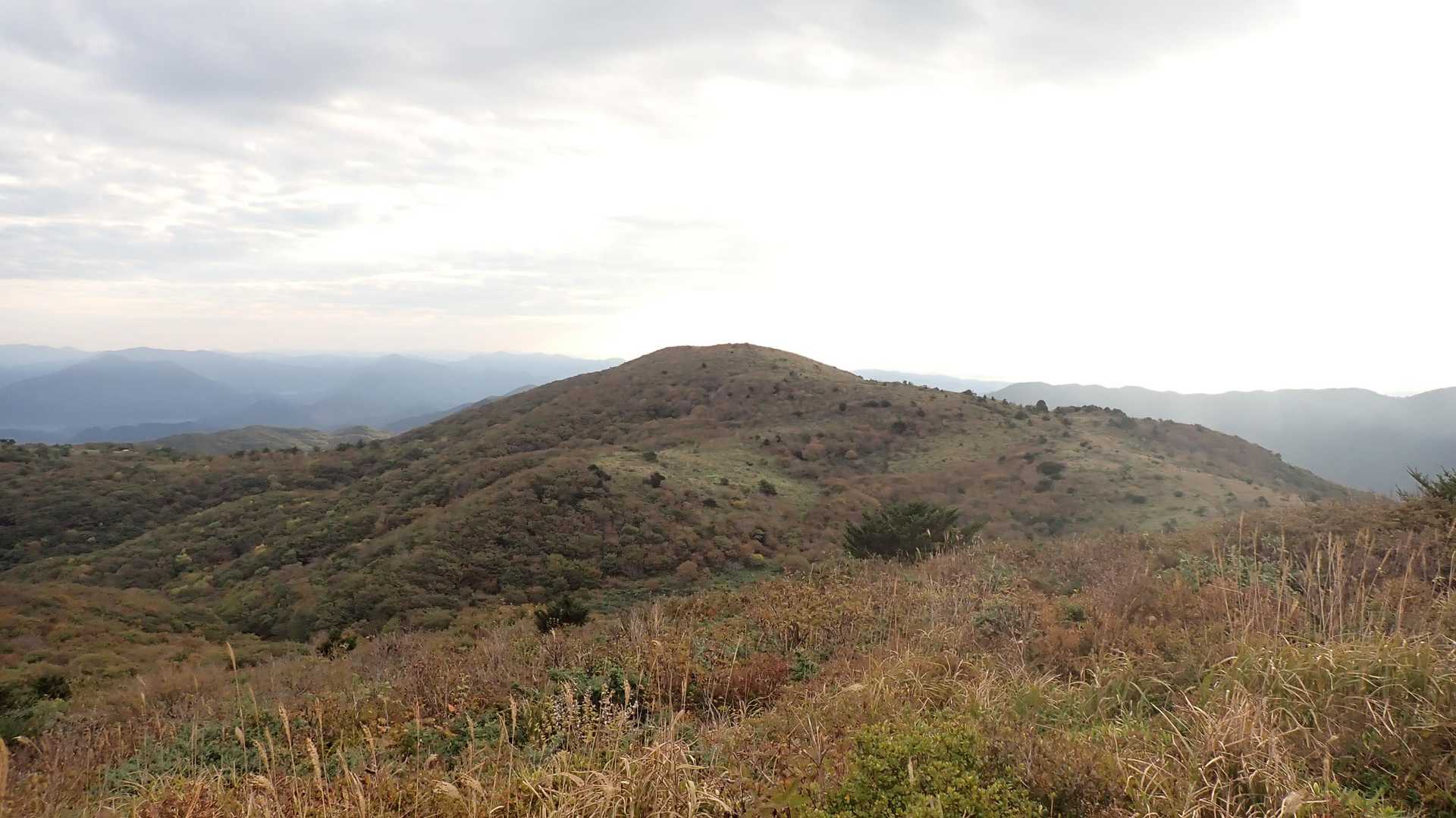 岩樋山に到着、道後山も見えてる