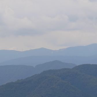 中央に先日登った赤坂山が見えました。
ここから見ると小振りながら端整な山容ですね。