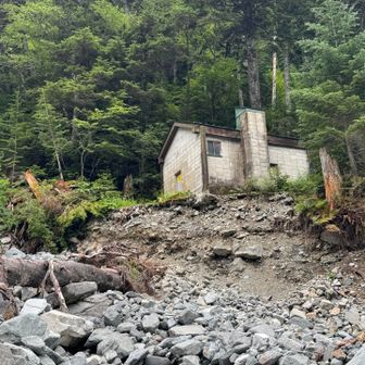 避難小屋の手前まで崩落が進んでる