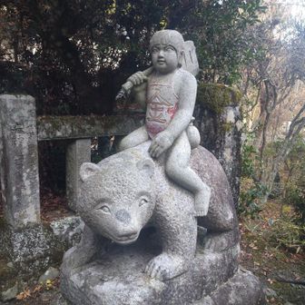 熊に跨った金太郎。髪型がへんです。