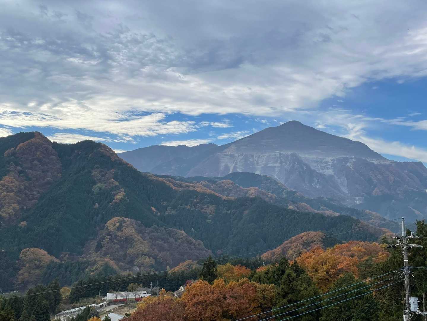 標高上げると武甲山はいつも痛々しい
