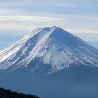 そして富士山。先月登った三つ峠も見えます。