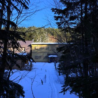 オーレン小屋。ここを右に曲がり赤岩ノ頭を経由して硫黄岳を目指します。このルートを甘く見ていました😓