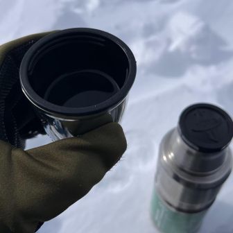 山頂からの景色を堪能。身体が冷えたので梅昆布茶で温まる。そろそろ下りよう