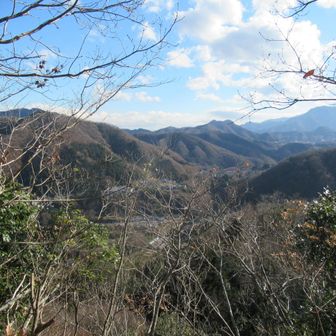 京塚山からの眺望。左から石老山、石砂山、焼山、黍殻山。
