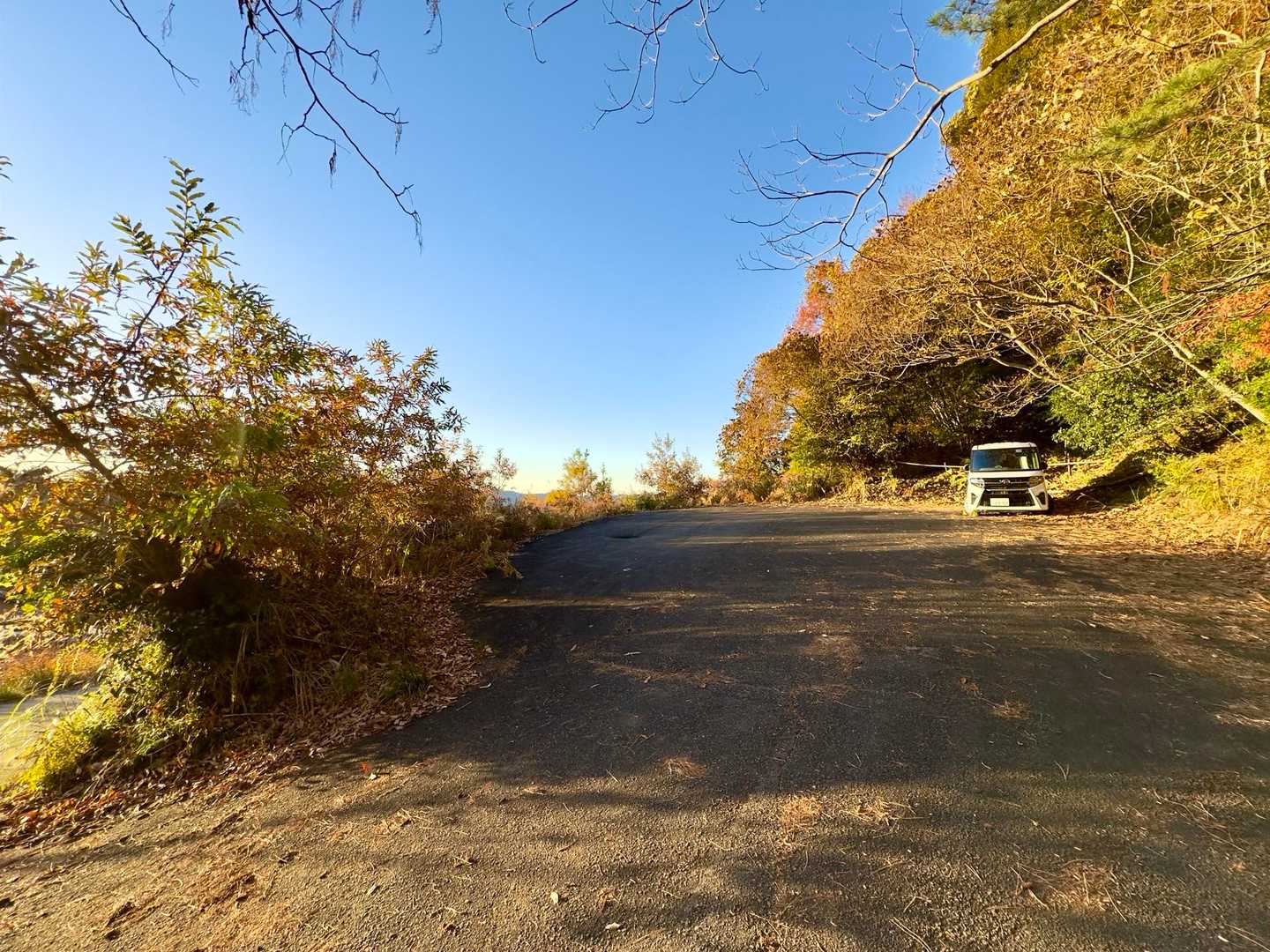 白猪山登山駐車場に停めさせていただきたした。

おトイレ有りません
道の駅飯高駅が近いです20分ぐらいです^_^
思ったより暖かく7.4度でした