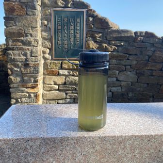 大森山から先の薮ゾーンの辺りで拾ったモンベルのボトル
車で登って行ける四方山にある緑の(鉄骨かな？)東屋みたいな所の椅子の上に置いて来ました