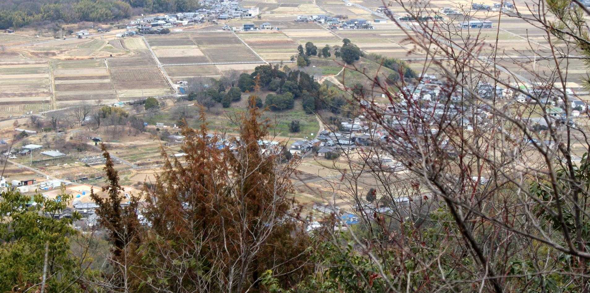 造山古墳　　　　　　　　　　　　前方 後円 が奇麗に見えます　　
