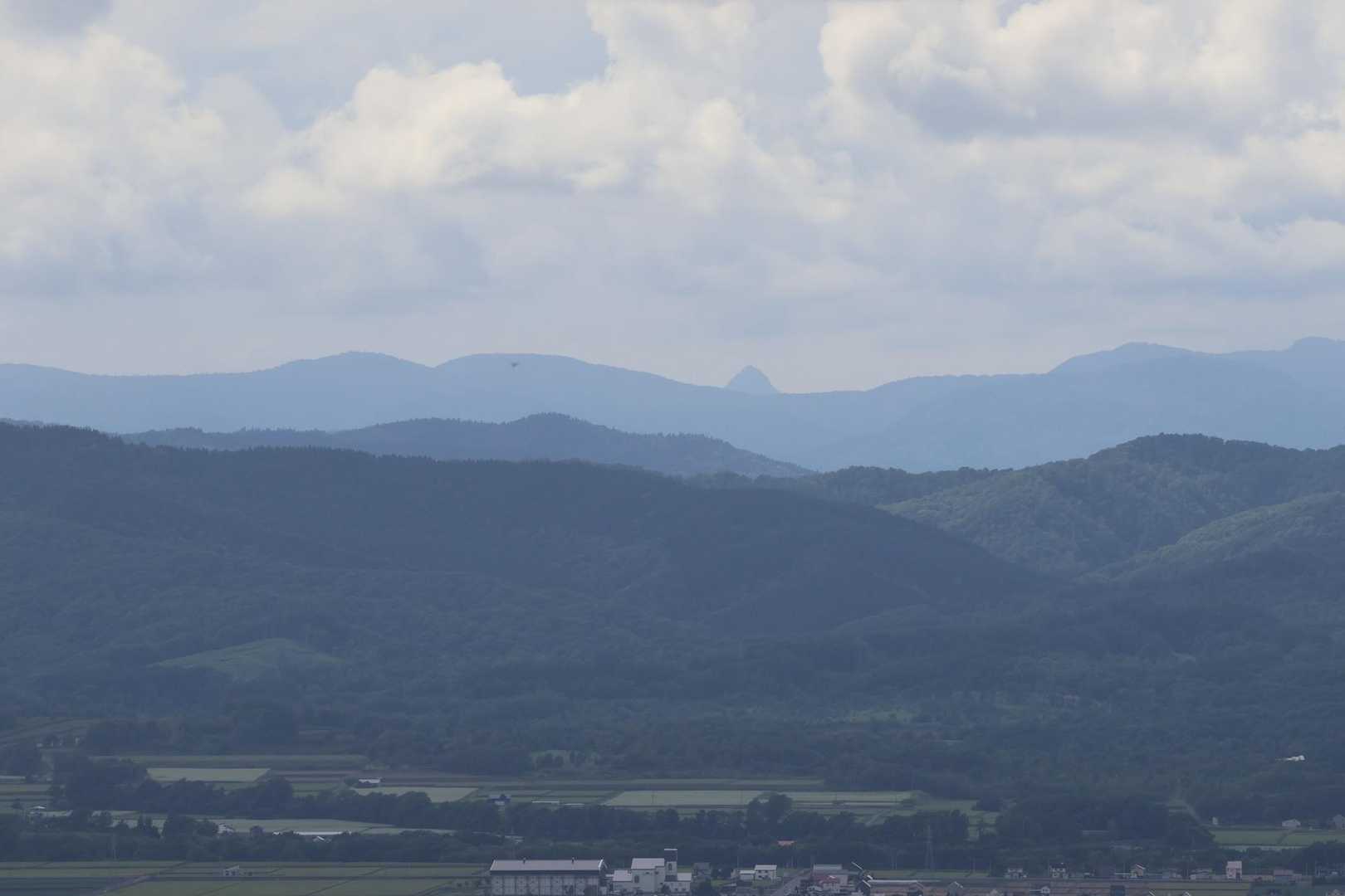 山々の奥に黄金山のトンガリが見えます👀　
さて、長居せずに下山します😊
