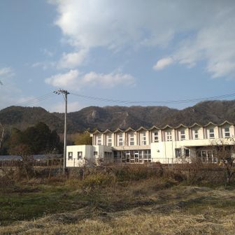 和気中学校裏登山口を出た所。
歩いた和気アルプスの稜線。