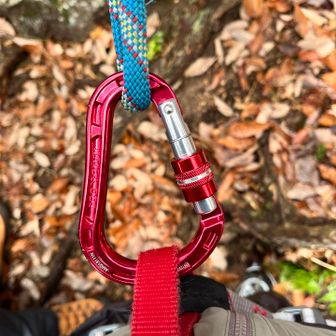 自分が確保される時のカラビナの向きに注意。上ロープ、下ハーネス。

自分がビレイするときは逆。