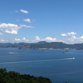 左の船は五島へ行くジェットフォイル。右のはタグボートかな