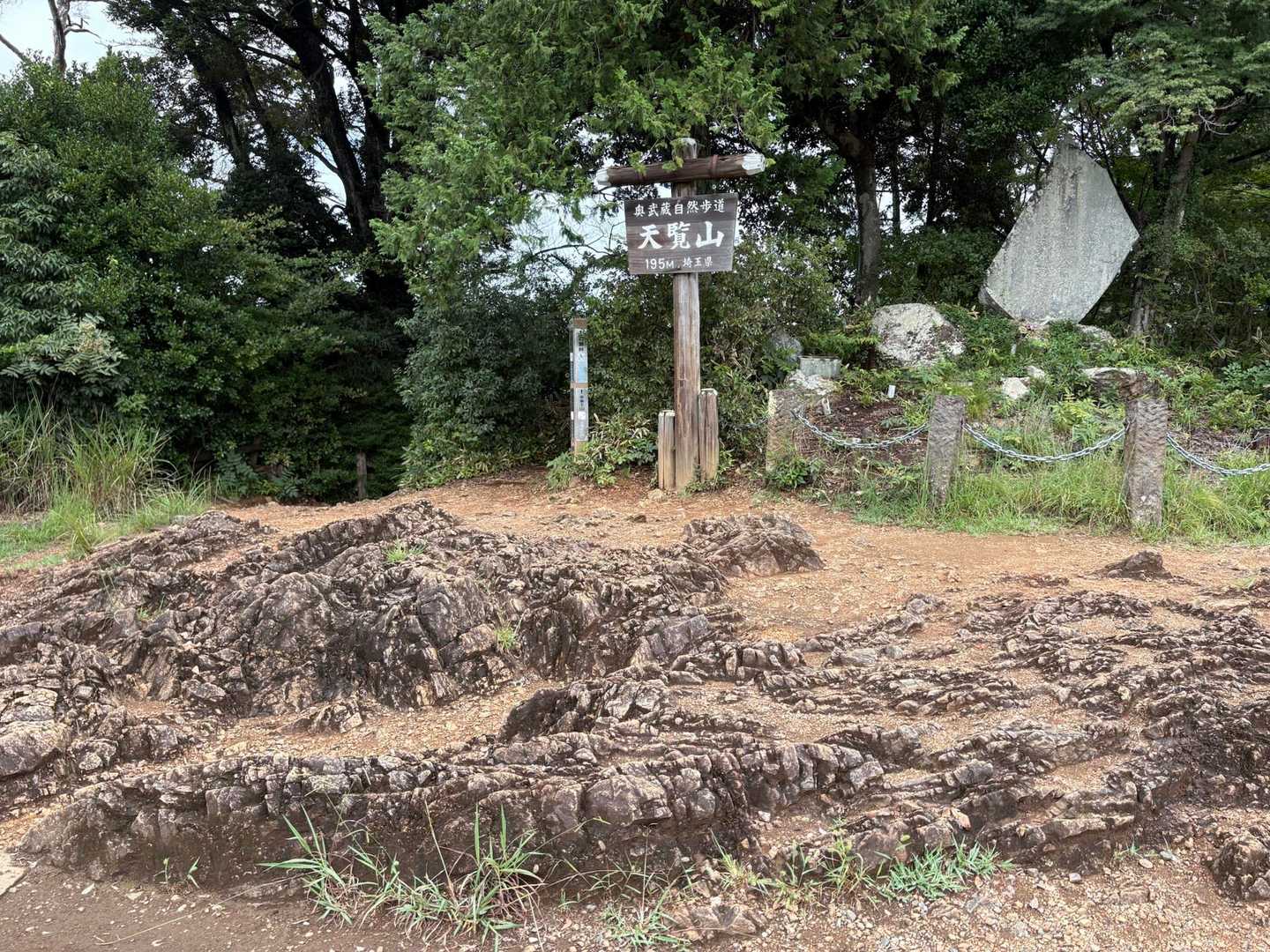 山頂ってよく見たらこんな岩岩したとこもあったのか🤔1ヶ月前にも来たよ〰️！