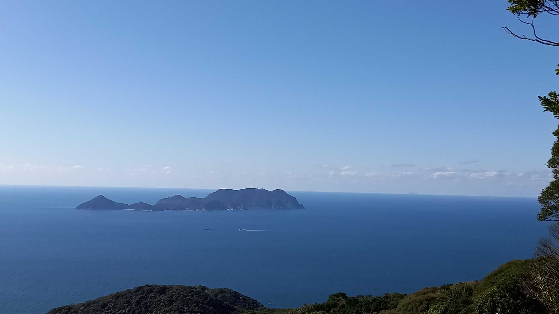 蓋井島、右手に沖ノ島