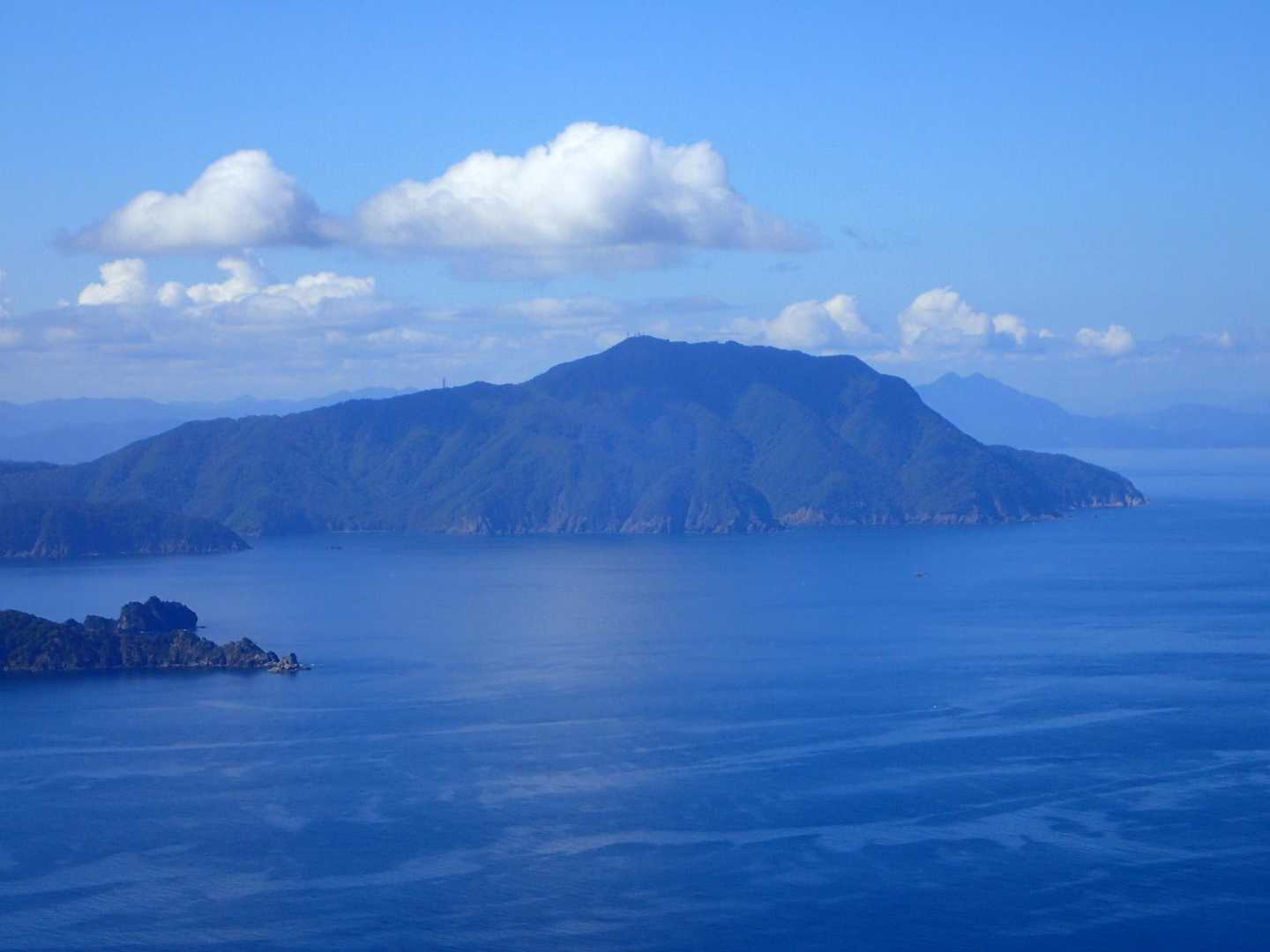 久須夜ヶ岳、右奥の双耳峰は青葉山