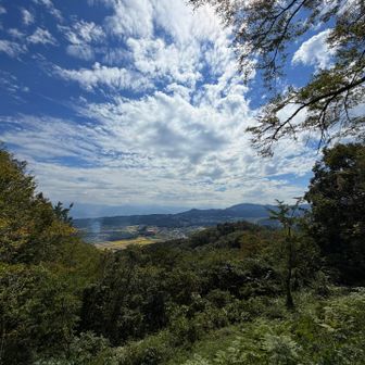 山頂からの眺望😊
むっ？狼煙が上がっておる🤨ｲｸｻﾉｼﾞｭﾝﾋﾞｼﾞｬ