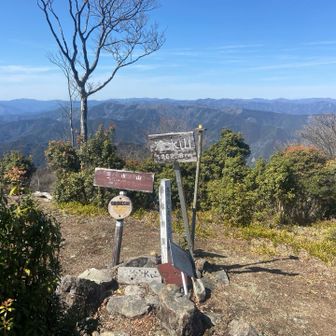 遠くまで見えて気持ちのいい山頂。
次来る時は縦走ですね。