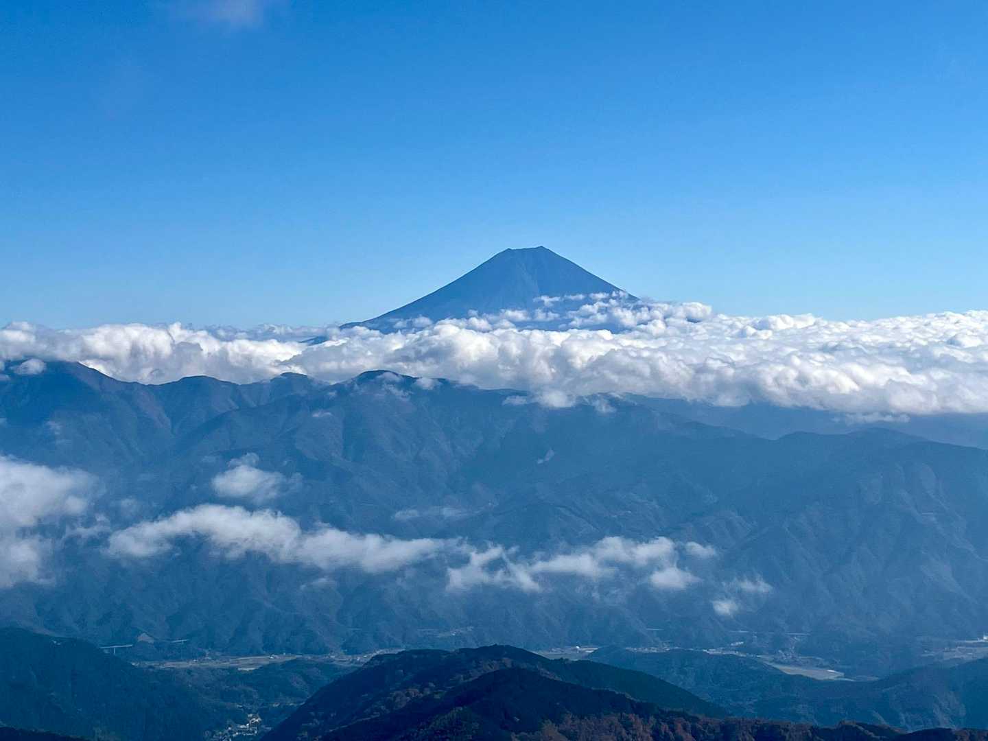七面山表参道 | 身延山の守護神を祀る日蓮宗の聖地。敬慎院山門を額縁にした富士山の写真