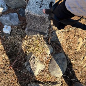 六ツ石山山頂三角点タッチ