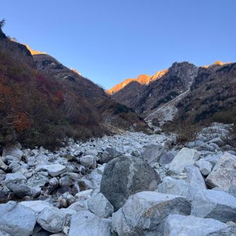 秩父沢に着く頃には稜線に日差しが☀️
登山道は谷筋だから、日が入らなくて寒い🥶