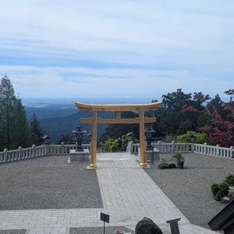鳥居まで来ると涼しかったです。1枚羽織りました。
