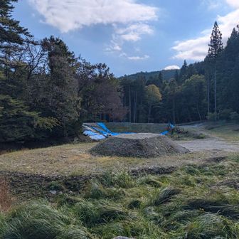 菖蒲池は干上がっていました、メンテ中？