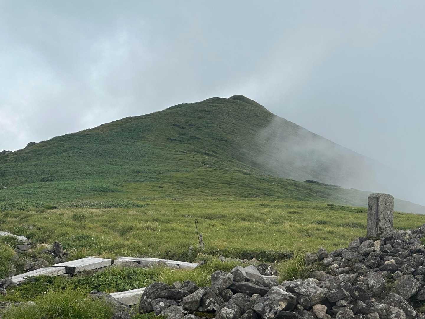 月山山頂見えた。ちょっとガスってますが、涼しくていいです。