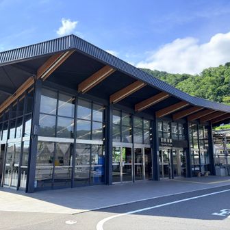とてもきれいな駅舎、登山者が多いのか靴洗い場と更衣室まで完備！