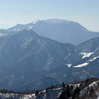 いつもは米原側から見てる伊吹山ですが、ここからは米原側の真後ろ(後頭部)から見ることができます👀