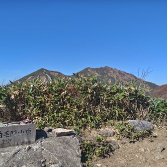 白毛門に到着😮‍💨

持ってくる水の量を間違えてしまい、笠ヶ岳を過ぎたあたりで水分が底をついてしまいました💧
しかも、予想以上に天気が良く、暑いくらいの陽気☀️🥵
喉はカラカラで、後半はペースを落とし歩きました🐢…