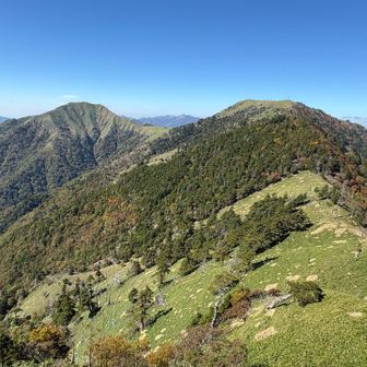 次郎笈と剣山、その間に三嶺