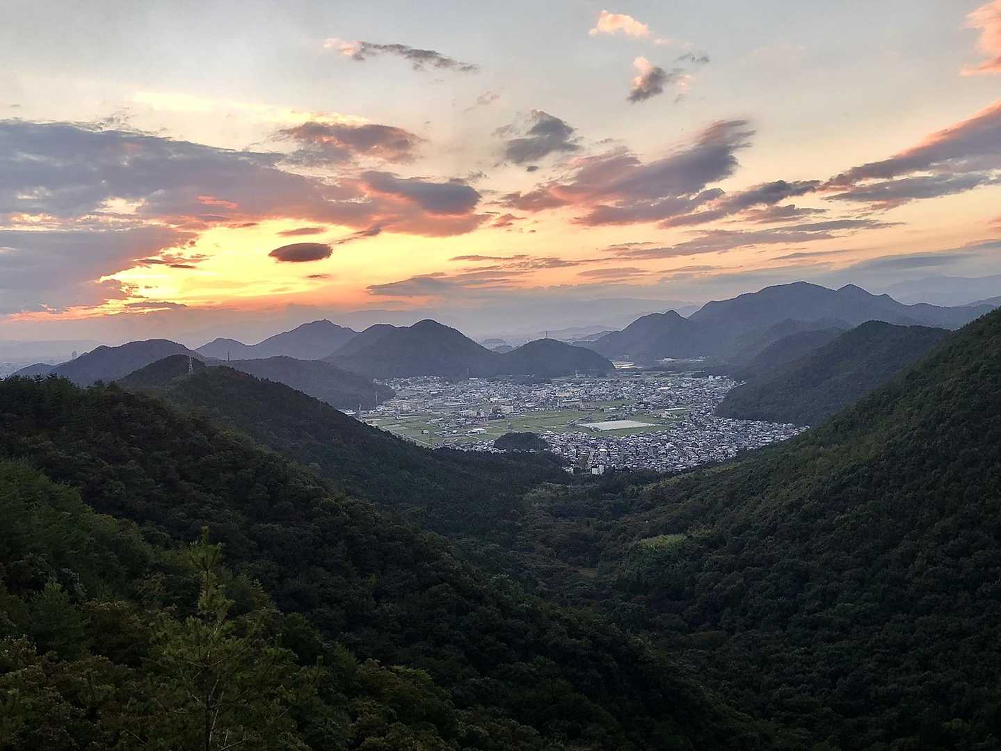 今日の日没は17時17分。
後、6分後。