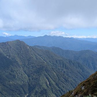 正面に武尊山、右に皇海山、左に日光白根山
