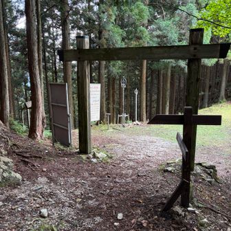 行きと反対側の道からここに…

こちらはザレのトラバースが連続、「足元注意」の看板が数か所に…