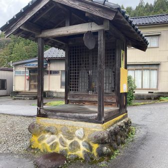 お地蔵さんに安全を祈願。