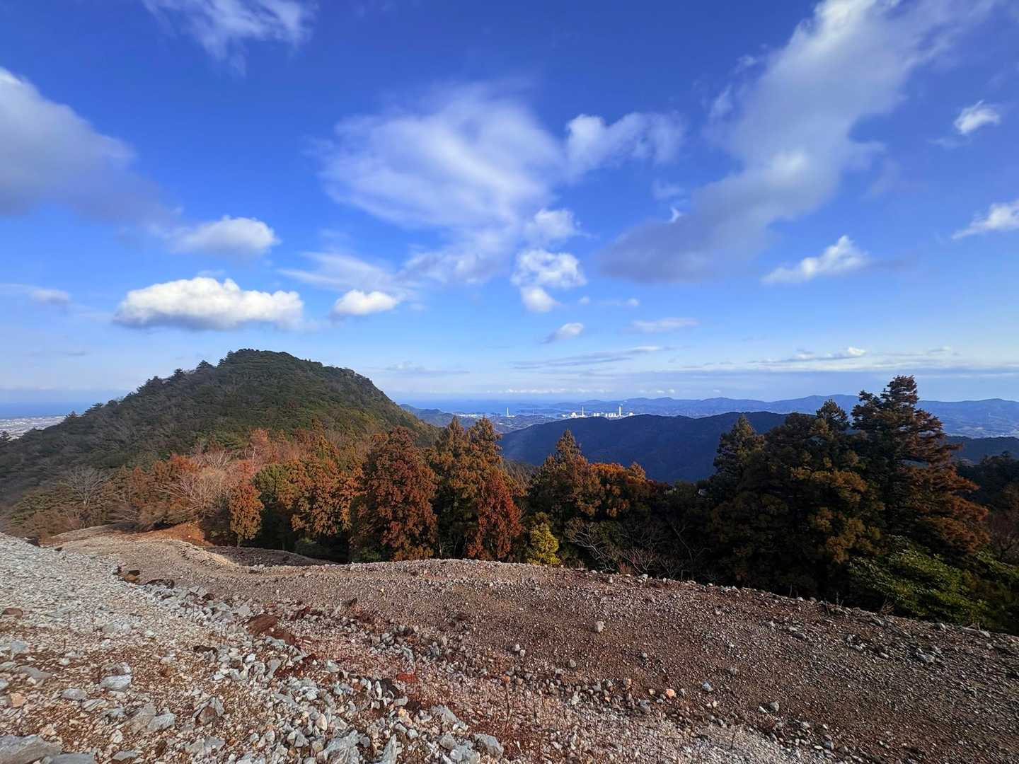 林道に出て 開けて気持ちいいトコ✨

👈の阿南剣山⛰️方面へ向かう！